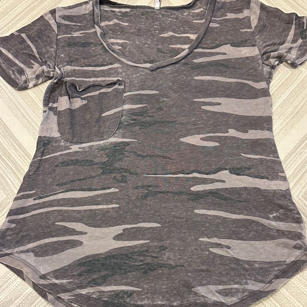 Z Supply Camo Pocket Tee in Gray Camouflage Burnout Triblend Size Small